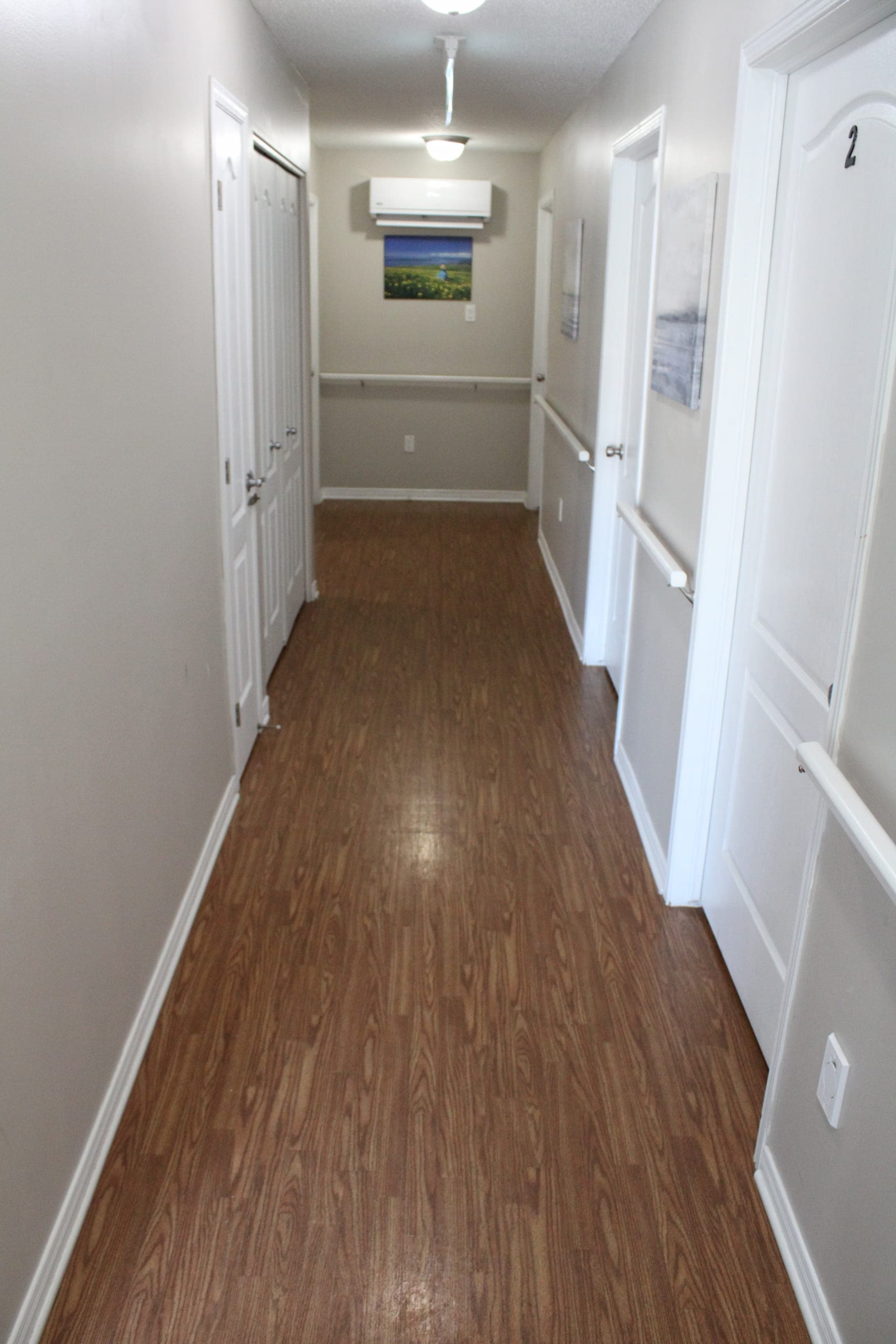 Couloir sécurisé avec rampes